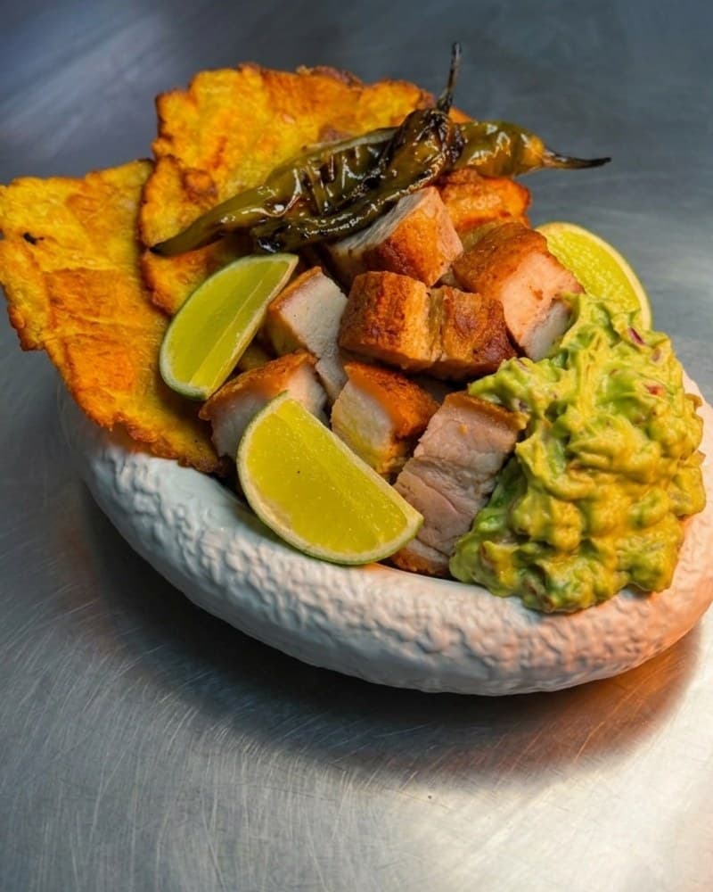 Chicharrón con Guacamole
